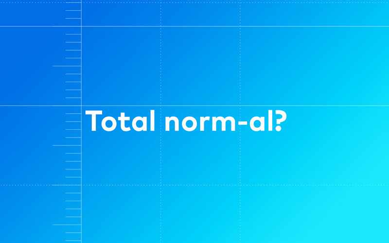 Weiße Schrift auf blauem Verlauf mit der Aufschrift "Total norm — al"